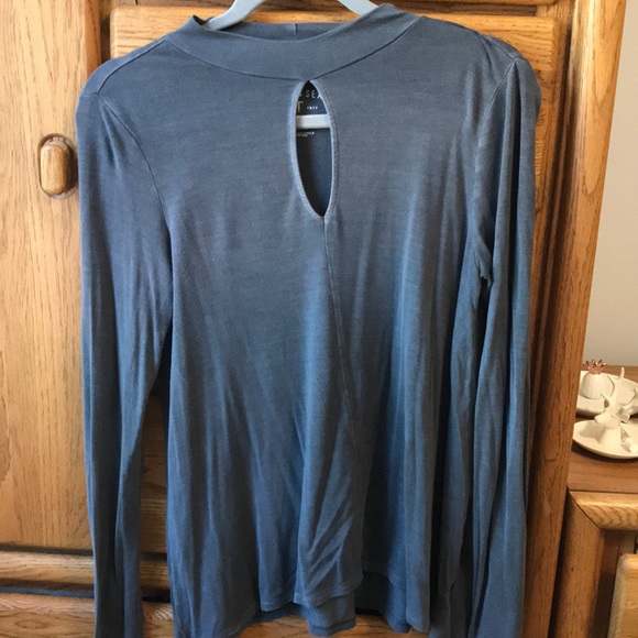 American Eagle Grey Keyhole Long Sleeve - Picture 1 of 2